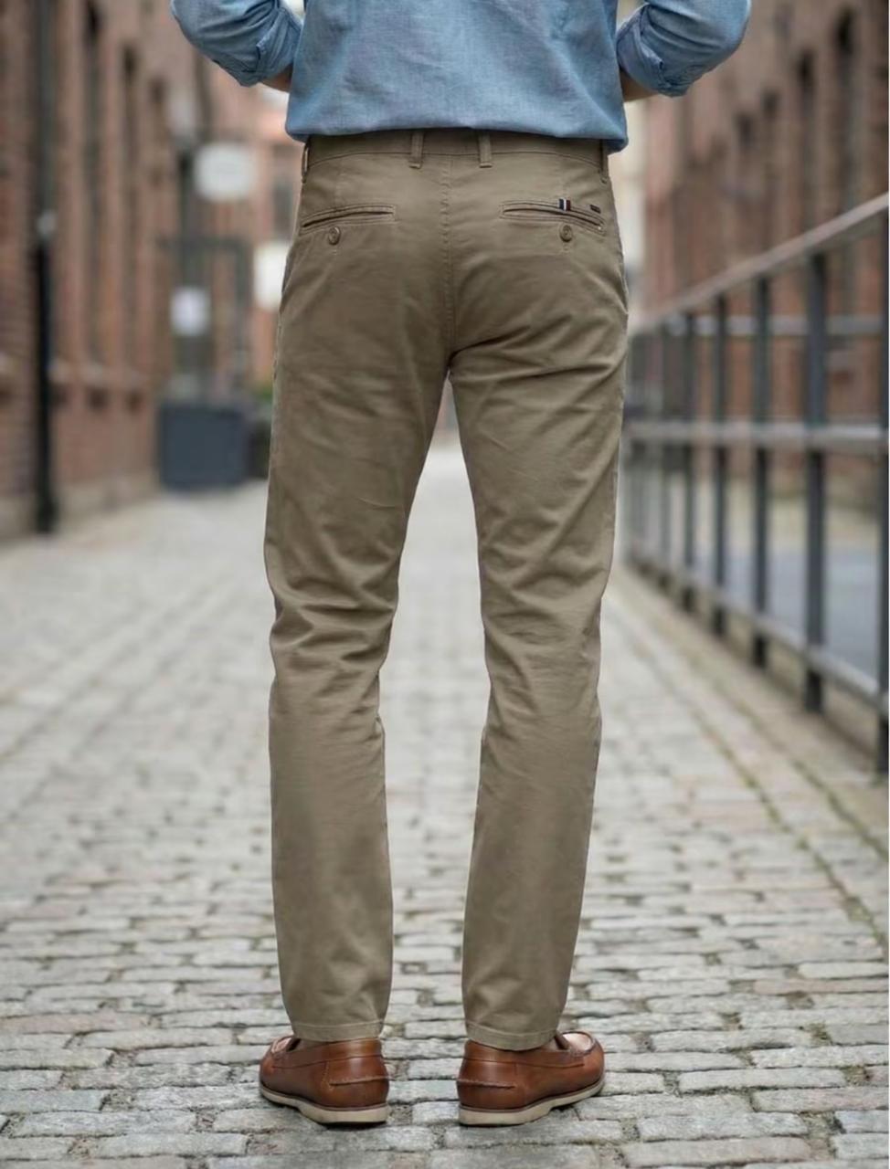 Pantalón chino Par en Par color Kakhi, vista posterior
