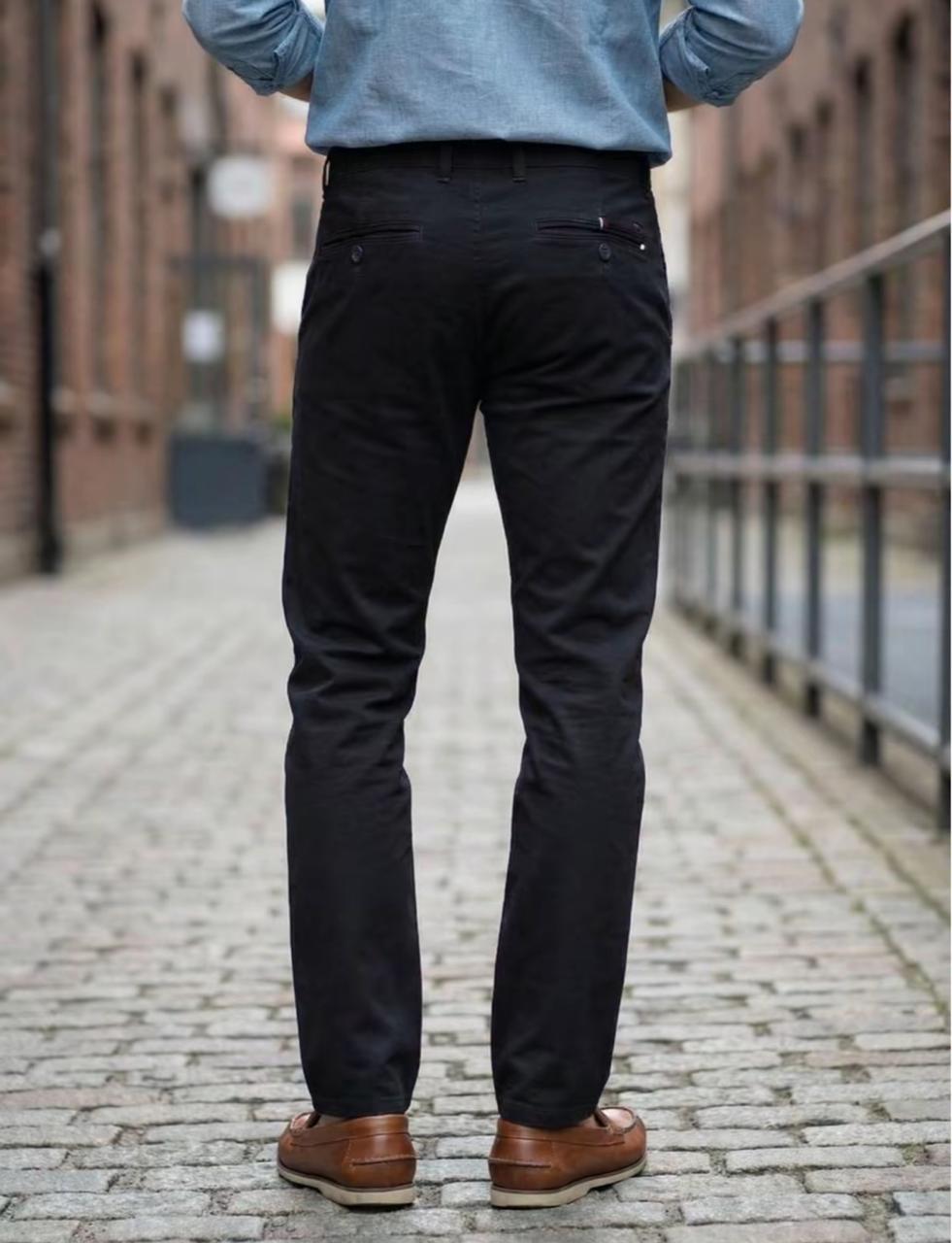 Pantalón chino negro, vista posterior