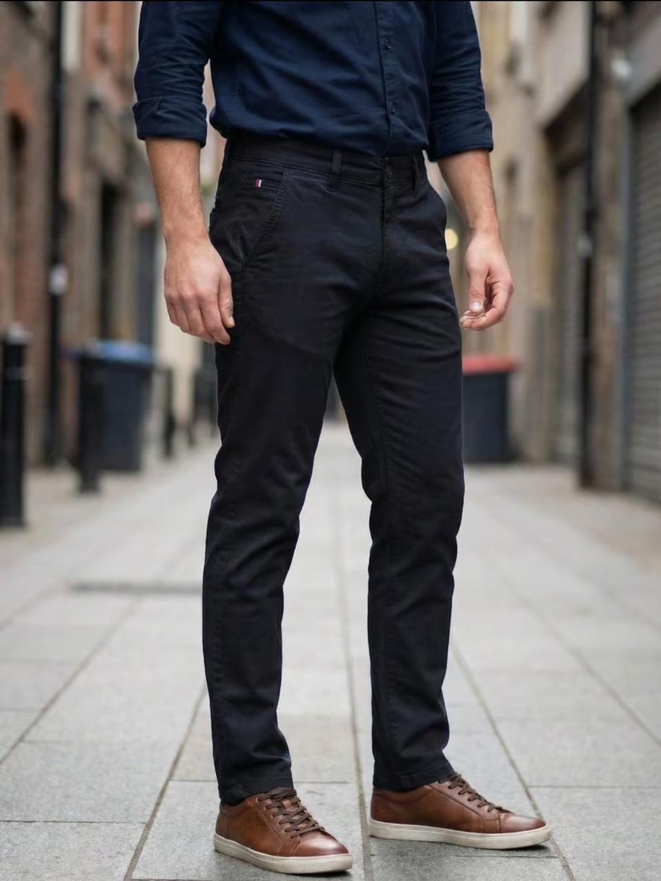 Pantalón chino Par en Par color Negro, vista frontal