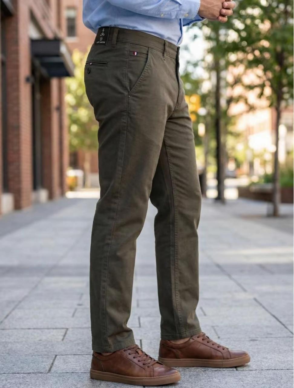 Pantalón chino verde, vista lateral